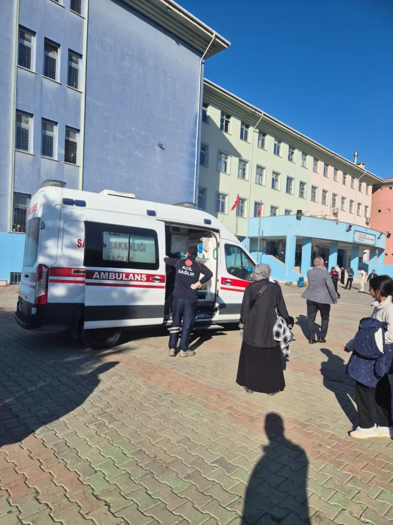 Son dakika... İstanbul'da ortaokulda bir öğrenci 8 öğrenciyi bıçakladı
