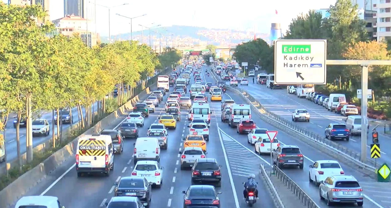 İstanbul’da eğitim öğretim dönemi başlarken trafik yoğunluğunun havadan görüntüsü