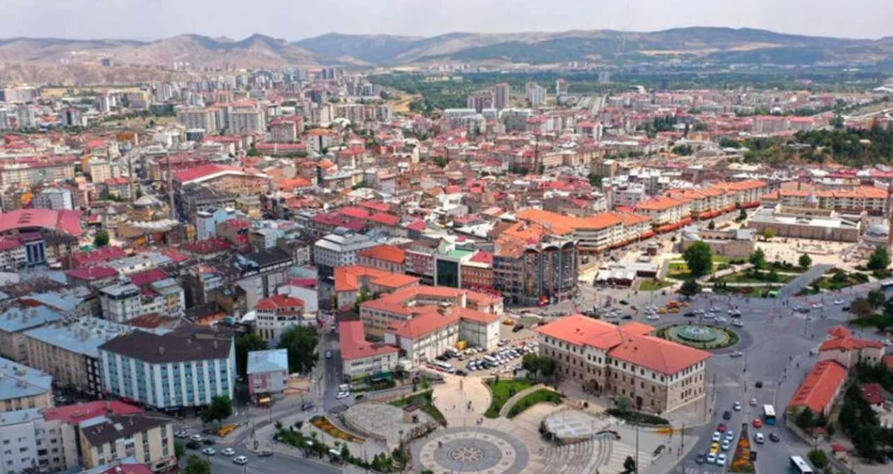 32 yıldır dünyayı yürüyerek gezen gezgin, Sivas'ta Türk misafirperverliğine hayran kaldı - www.gundemedair.com