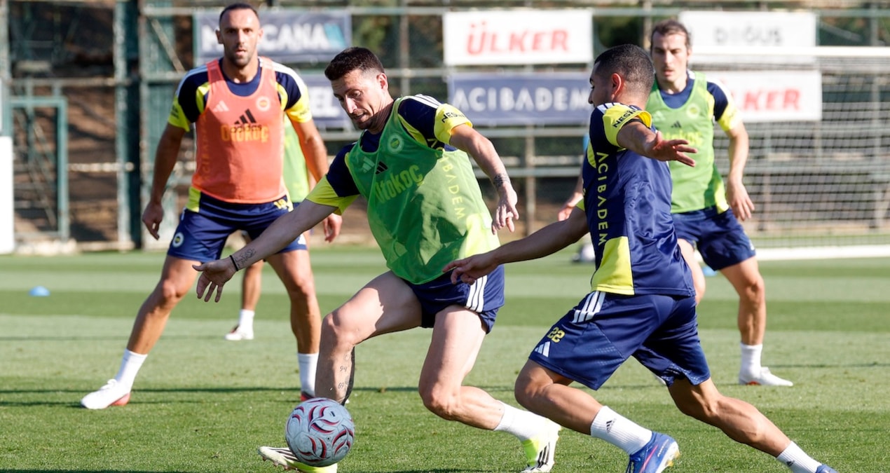 Fenerbahçe’nin İsmail Kartal yönetiminde Sturm Graz maçı hazırlığı antrenmanı yaptığı anlık görüntü