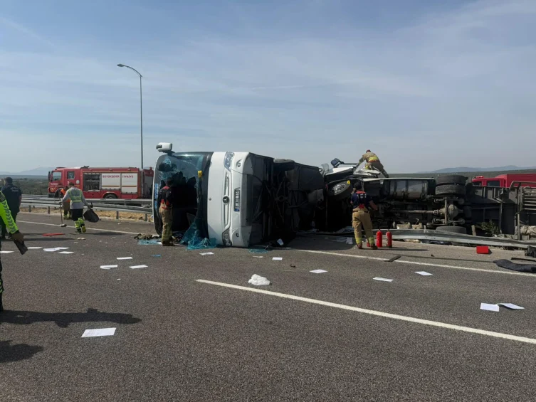 Manisa'da yolcu otobüsü ile çekici çarpıştı: 11 ölü, 27 yaralı