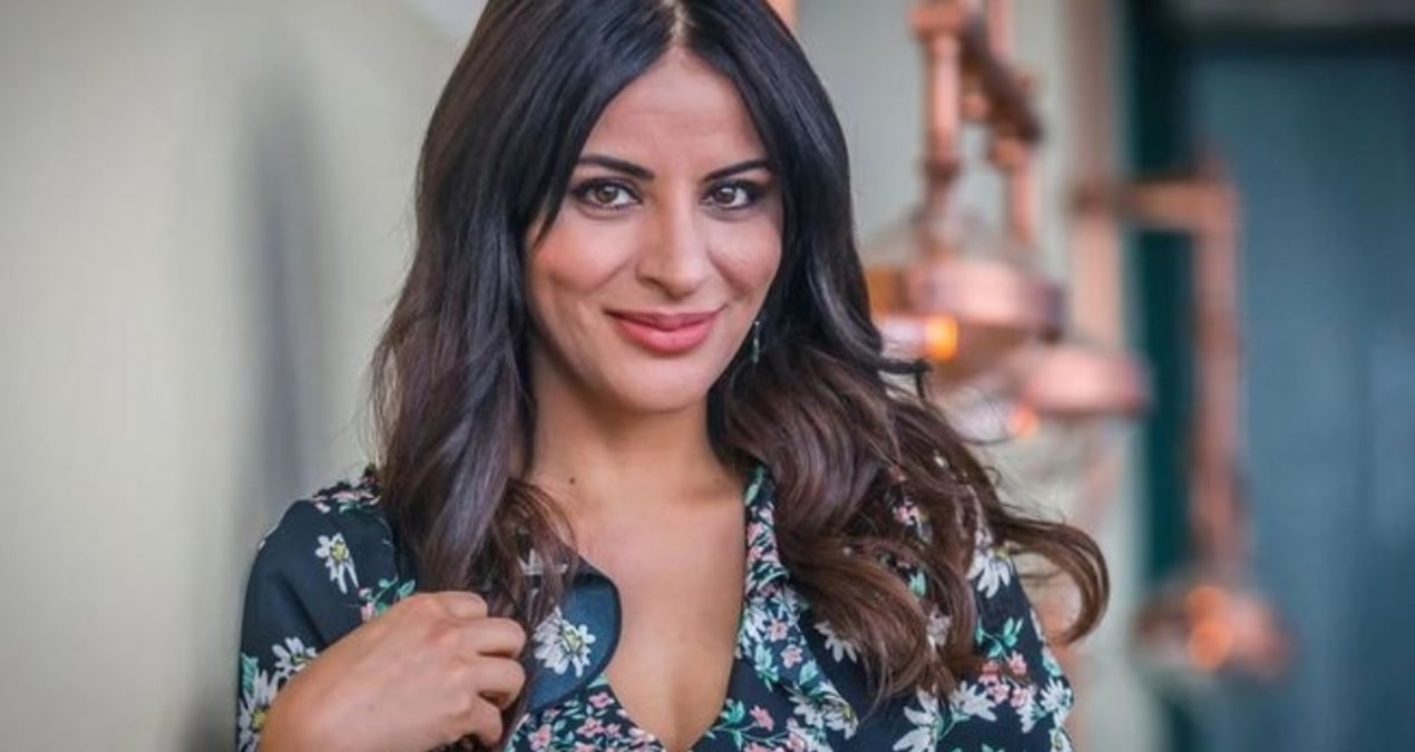 Zara konser öncesi yaptığı açıklamada alternatif tıp eğitimi aldığını ve ikinci üniversitesine devam ettiğini belirtti.