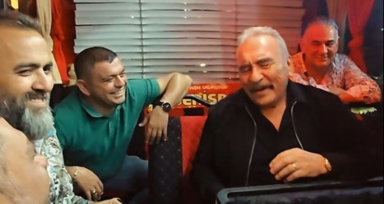 Ümit Besen, Kayseri’de nostaljik minibüsle konser alanına gitti