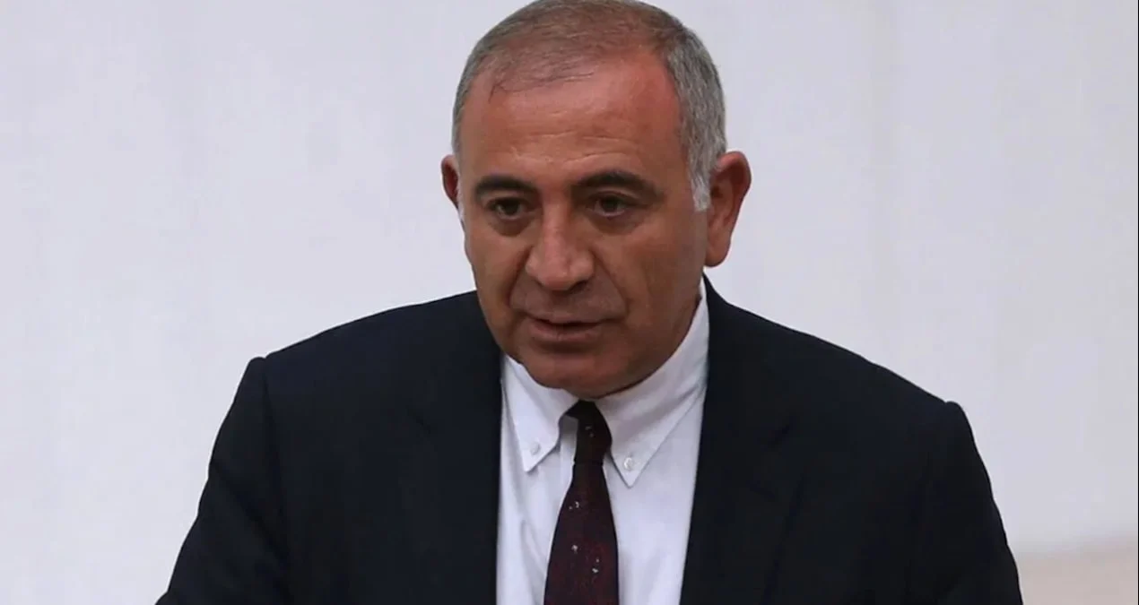 Görevine son verilen Gürsel Tekin gitmiyor