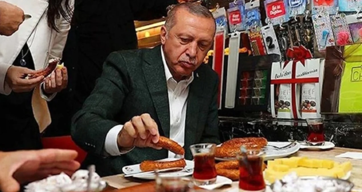 İstanbul’da simit tezgâhında satılan simitlerin fiyatının 30 liraya çıktığı görülüyor.