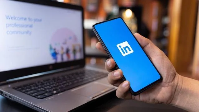 LinkedIn Premium aboneliğini iptal etme adımlarını gösteren menüler ve abonelik yönetim ekranı