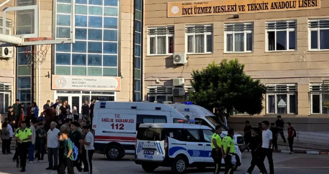Manisa Turgutlu’da okulda meydana gelen silahlı saldırı sonrası yaralanan öğrenciler