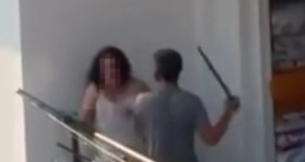 Adana’da balkonda kadına sopalı saldırı anı cep telefonuyla kaydedildi
