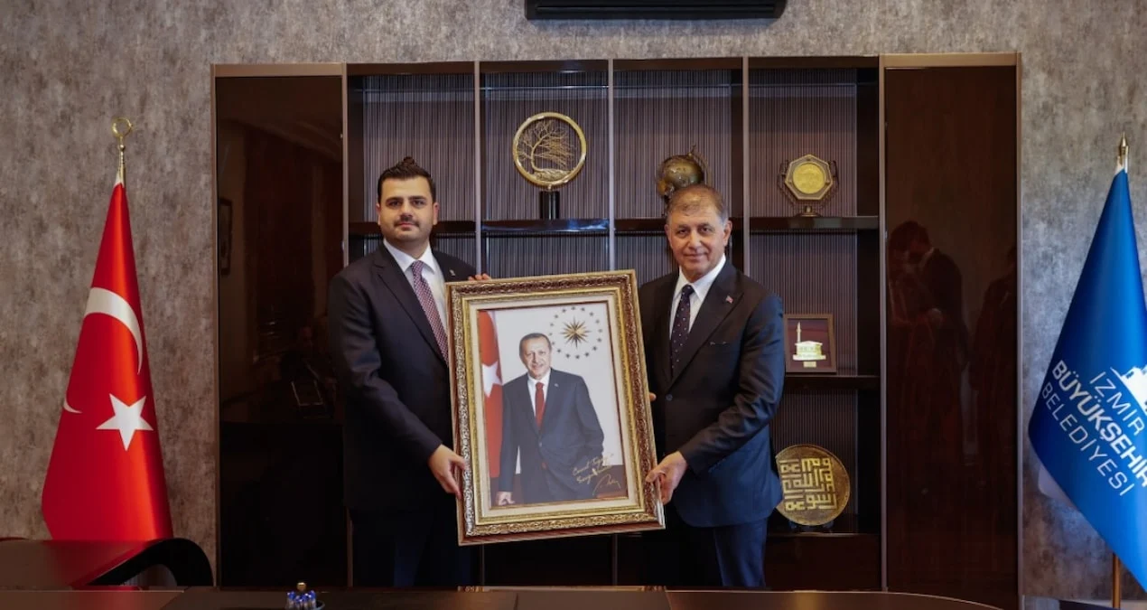 Cemil Tugay kendisine hakaret eden AKP'linin elinden hediye aldı - Sözcü Gazetesi