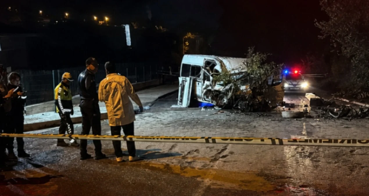 Karabük’te kontrolden çıkan minibüs elektrik direğine çarptı: 6 yaralı