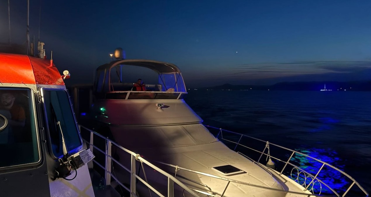 Çanakkale Boğazı’nda makine arızası nedeniyle sürüklenen tekne kurtarıldı