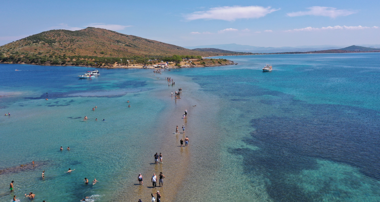 Ayvalık’ta yaz aylarında Yalancı Boğaz’da denizden yürüyüş keyfi