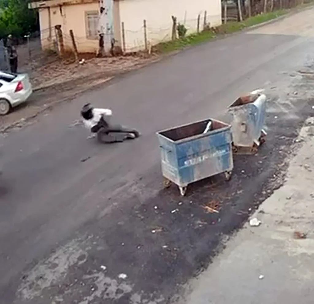 Adana'da Kediye Çarpmamak İçin Fren Yapan Motosiklet Sürücüsü Devrildi - www.gundemedair.com