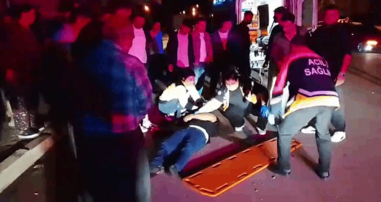 Adana'da Kontrolden Çıkan Otomobil Park Halindeki Kamyonete Çarptı: 2 Yaralı - www.gundemedair.com