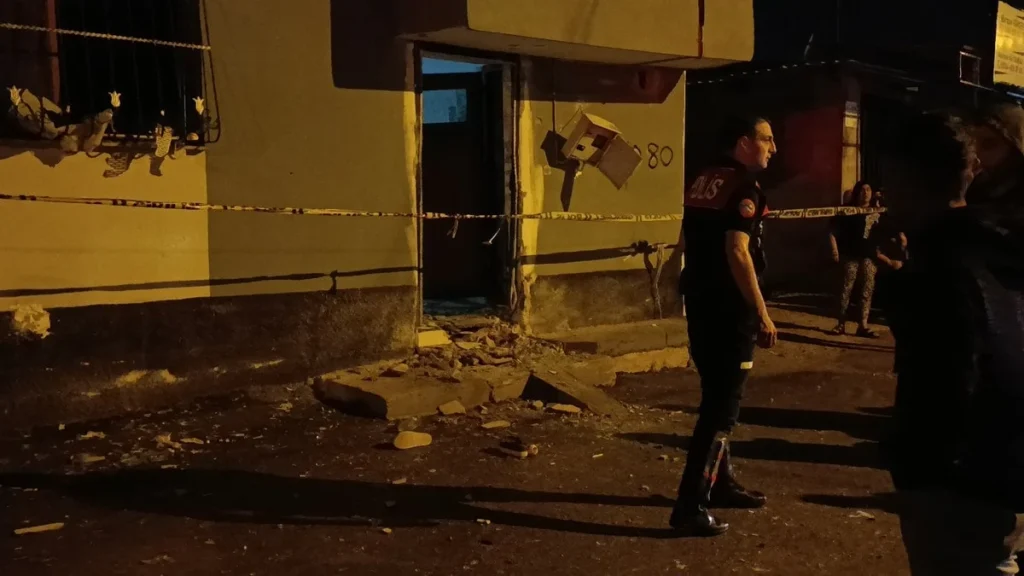 Adana'da Müstakil Eve El Yapımı Patlayıcı Atıldı - www.gundemedair.com