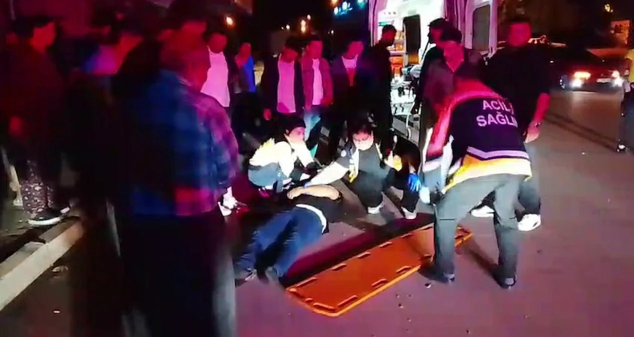 Adana'nın Kozan ilçesinde park halindeki kamyonete çarpan otomobildeki iki kişi yaralandı - www.gundemedair.com