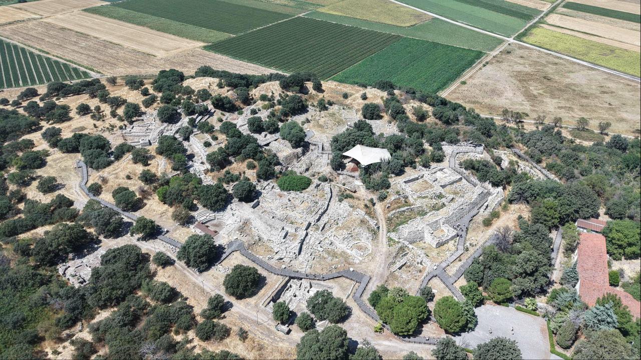 Çanakkale’de Troya Antik Kenti’nde devam eden kazı çalışmaları, kentin 2 bin 800 yıllık agorasını gün yüzüne çıkarıyor