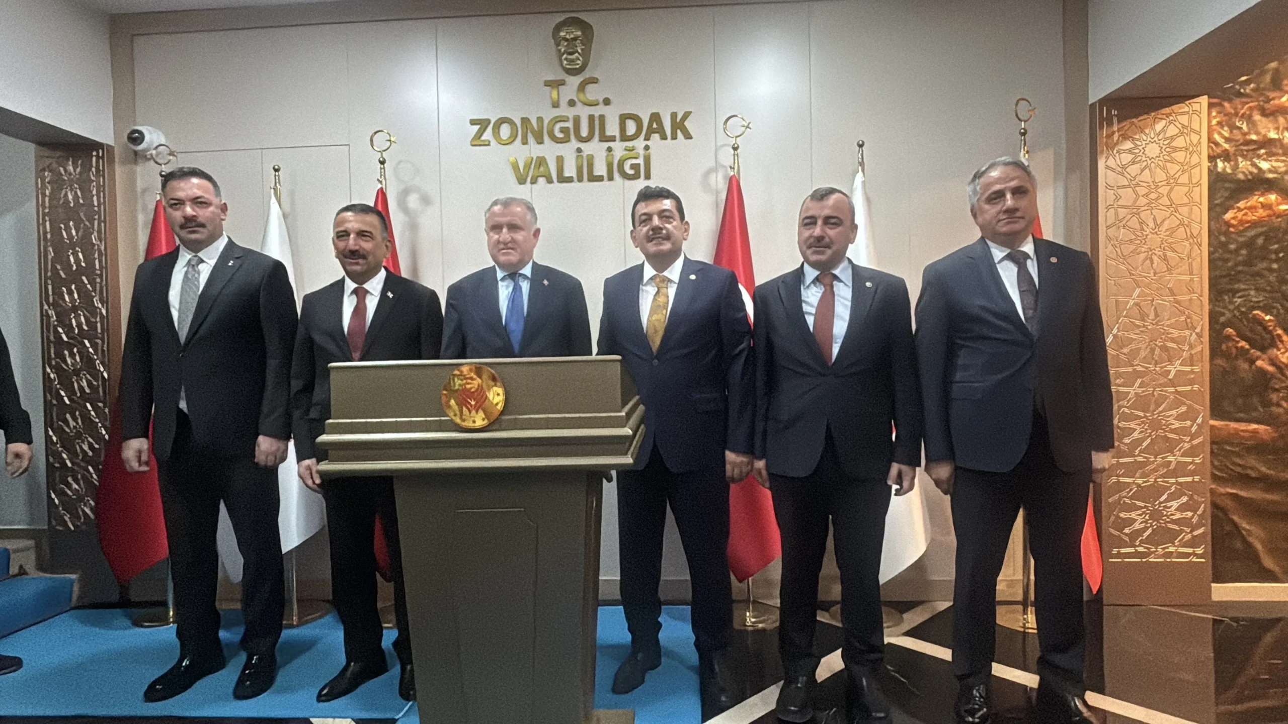 AKP'li vekil Muammer Avcı, Bakan Bak'ın yanında yer almak için Ahmet Çolakoğlu'nu itekledi - www.gundemedair.com
