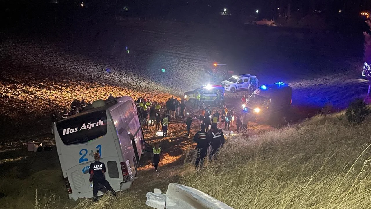İstanbul’dan Ağrı’ya giden otobüs tarlaya girdi, 24 kişi yaralandı