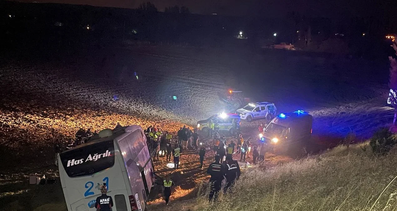 Merzifon’da yolcu otobüsü devrildi, 24 kişi yaralandı