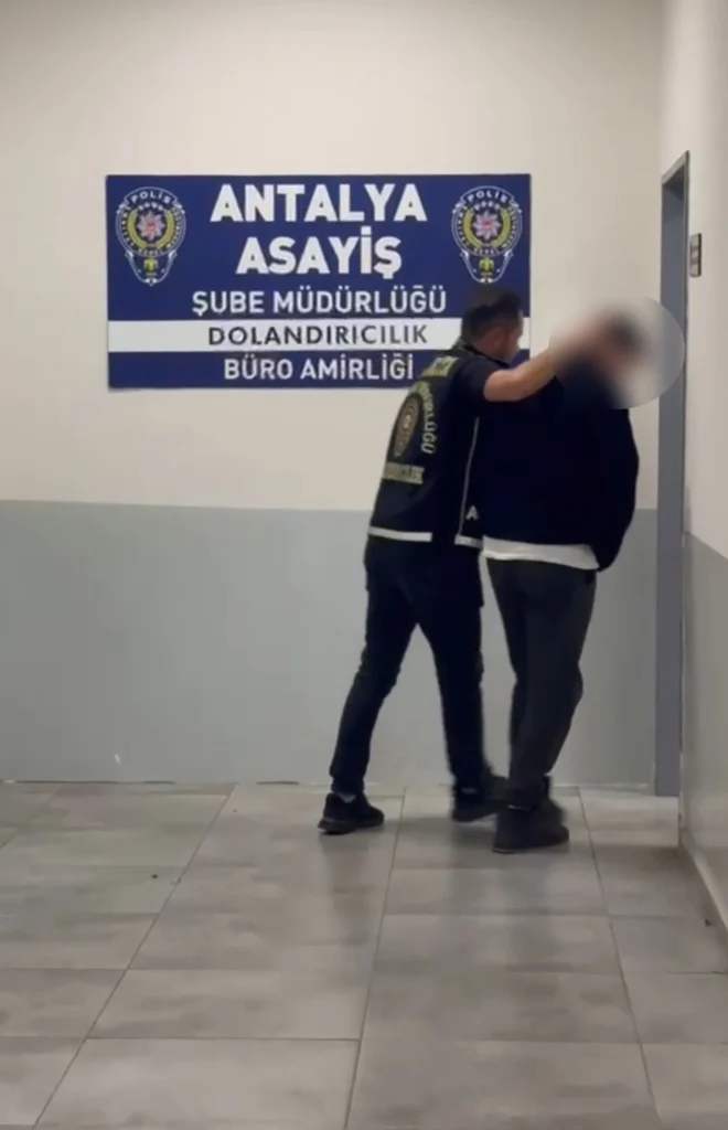 Antalya'da Sahte Arama Kararıyla Evden Para Çalan Şüpheli Tutuklandı - www.gundemedair.com