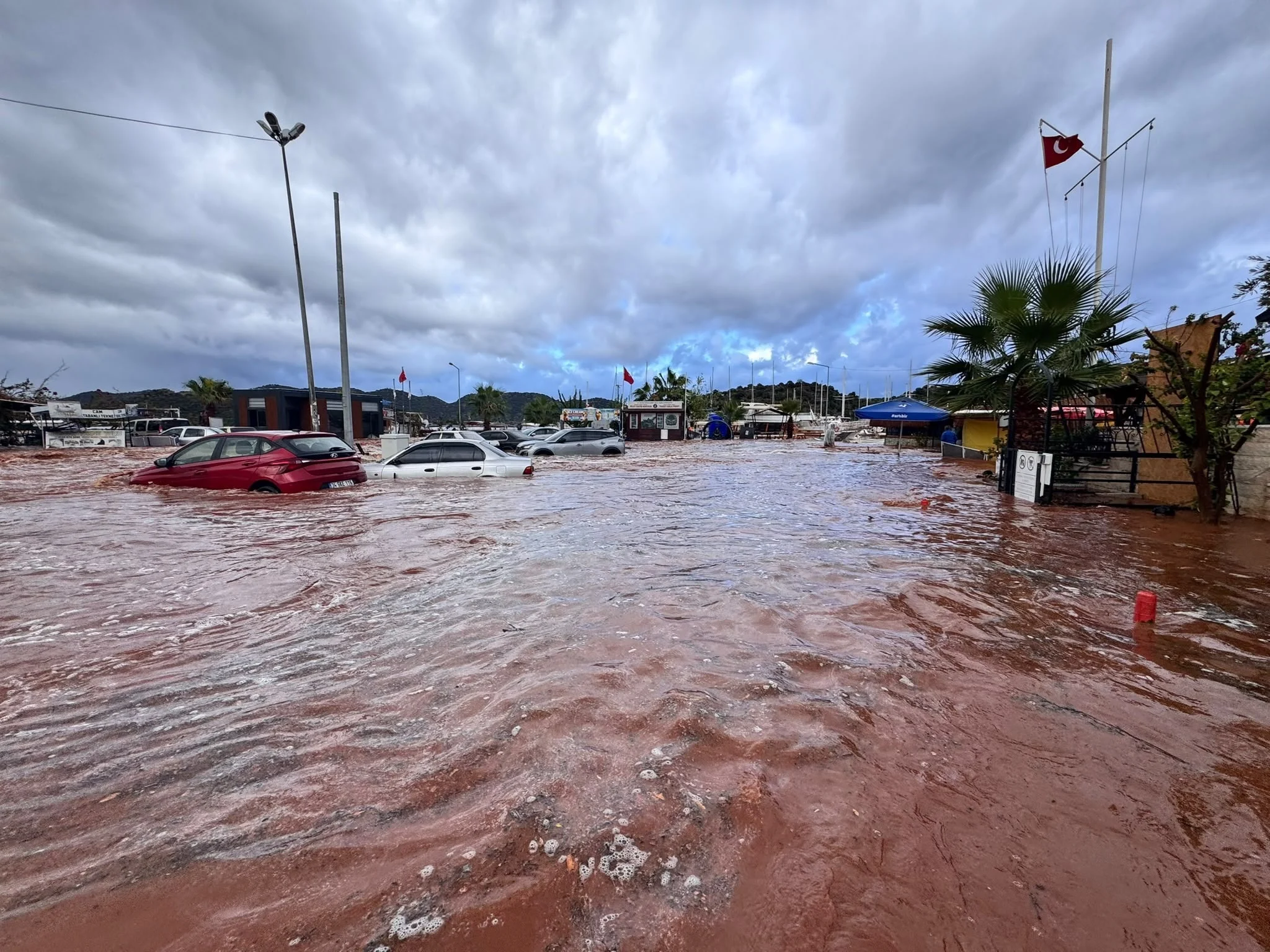 Antalya'da Şiddetli Sağanak Sele Neden Oldu: Demre'de Araçlar Sürüklendi, Seralar Zarar Gördü - www.gundemedair.com