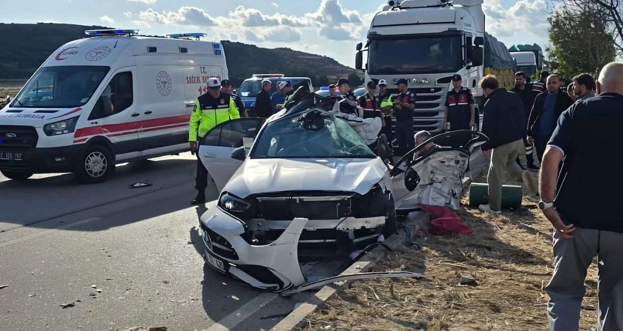 Karacabey’de Bursa-Çanakkale kara yolunda otomobil ile kamyonun çarpıştığı kazanın ardından ekipler olay yerinde