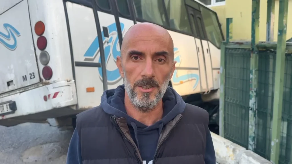 Arkasından koştu ama yetişemedi: Freni boşalan midibüs evin bahçesine daldı! - Sözcü Gazetesi