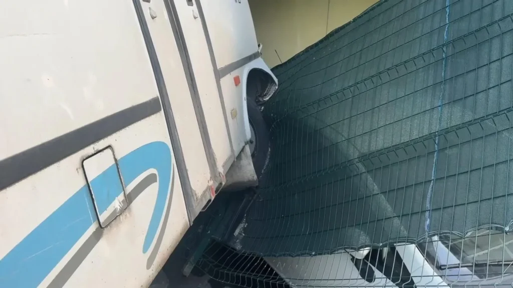 Arkasından koştu ama yetişemedi: Freni boşalan midibüs evin bahçesine daldı! - Sözcü Gazetesi