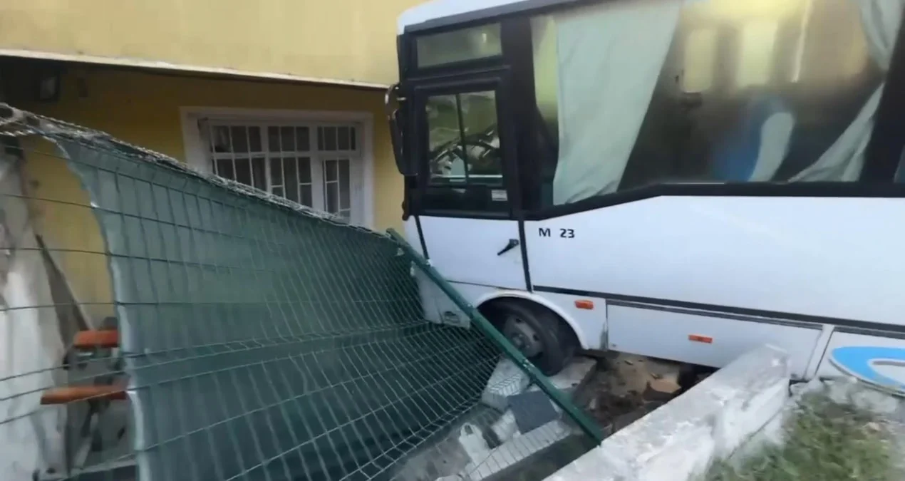 Arnavutköy’de Freni Boşalan Midibüs Evin Bahçesine Daldı - www.gundemedair.com