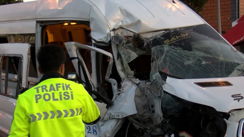Arnavutköy'de servis minibüsü hafriyat kamyonuna çarptı: 9 yaralı - www.gundemedair.com