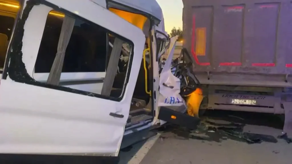 Arnavutköy'de servis minibüsü hafriyat kamyonuna çarptı: 9 yaralı - www.gundemedair.com