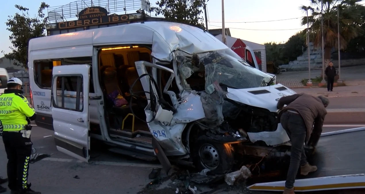Arnavutköy'de servis minibüsü hafriyat kamyonuna çarptı: 9 yaralı - www.gundemedair.com