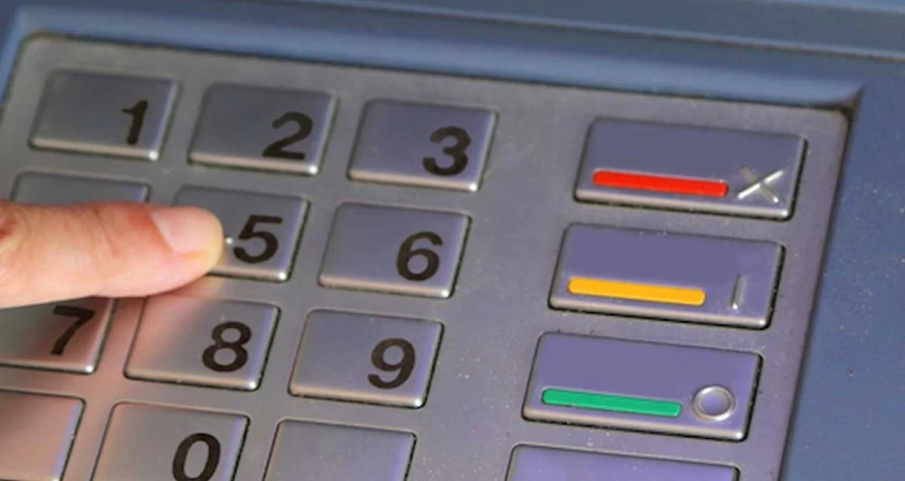 Banka milyonlarca doları ATM yanında unuttu - Sözcü Gazetesi