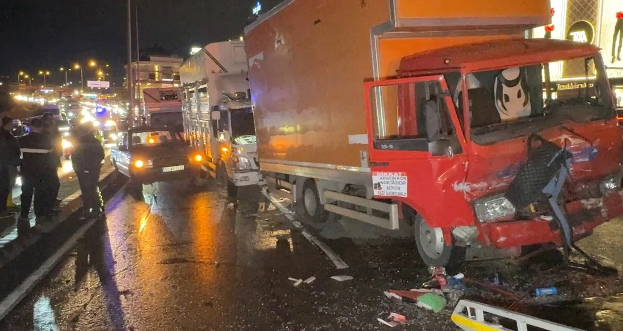 Avcılar D-100 Karayolu'nda 4 Araç Zincirleme Kazaya Karıştı: 4 Yaralı - www.gundemedair.com