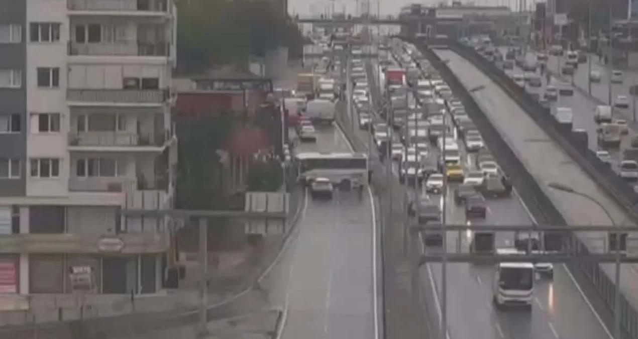 Avcılar’da servis midibüsü duvara çarptı: 9 yaralı