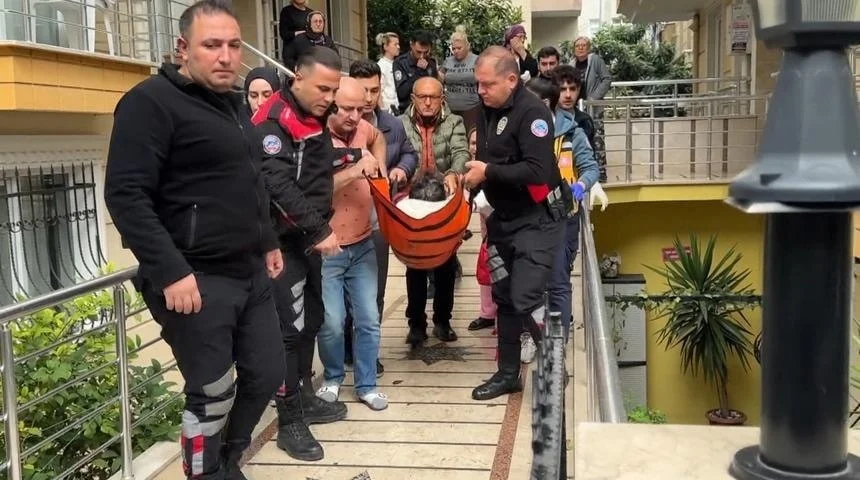 Avcılar'da yol verme tartışması bıçaklı kavgaya dönüştü: 3 yaralı - www.gundemedair.com