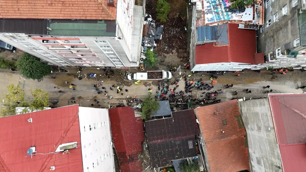 Ayazağa'da Sel Felaketi: Şiddetli Yağışlar Yıkıma Yol Açtı - www.gundemedair.com