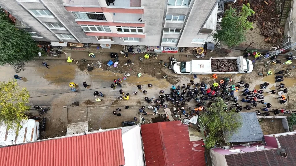 Ayazağa'da Sel Felaketi: Şiddetli Yağışlar Yıkıma Yol Açtı - www.gundemedair.com