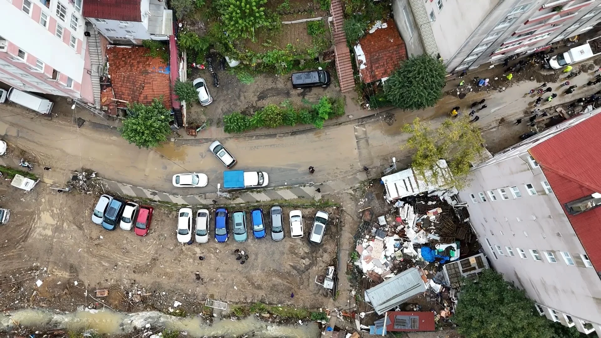 Ayazağa'da Sel Felaketi: Şiddetli Yağışlar Yıkıma Yol Açtı - www.gundemedair.com