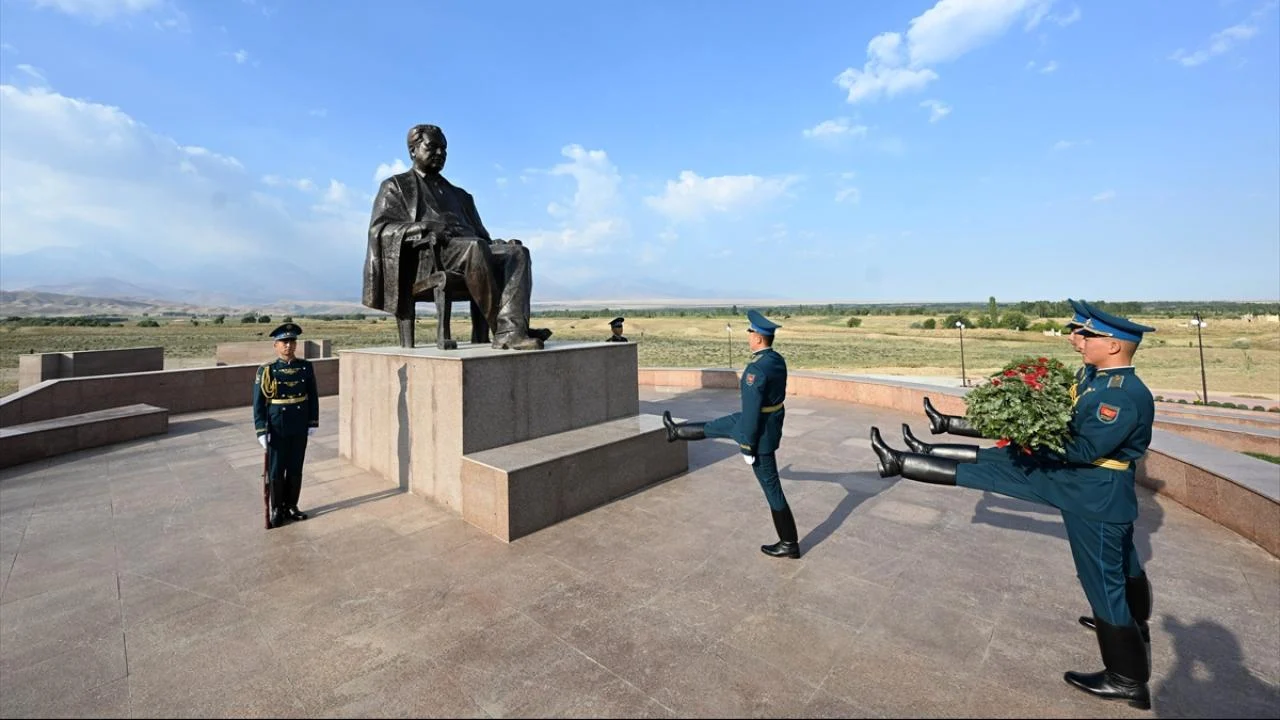 Talas’ın Şeker köyünde açılan “Aytmatov Aalamı” kültür ve anıt kompleksinde törene katılan Sadır Caparov konuşma yapıyor.