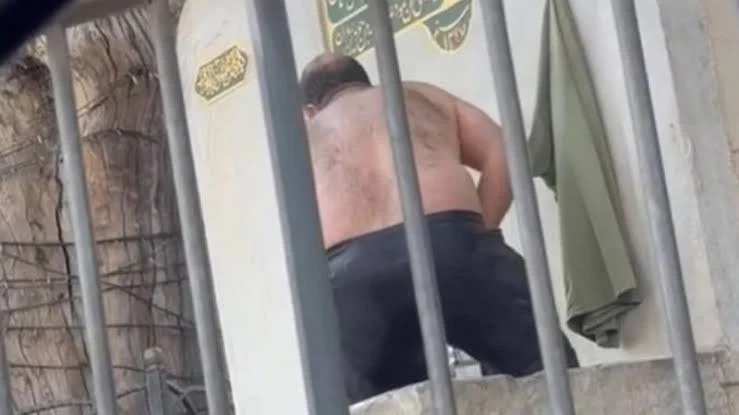 Bağdat Caddesi'nde şaşkına çeviren görüntüler! Çeşme suyuyla duş aldı - Sözcü Gazetesi