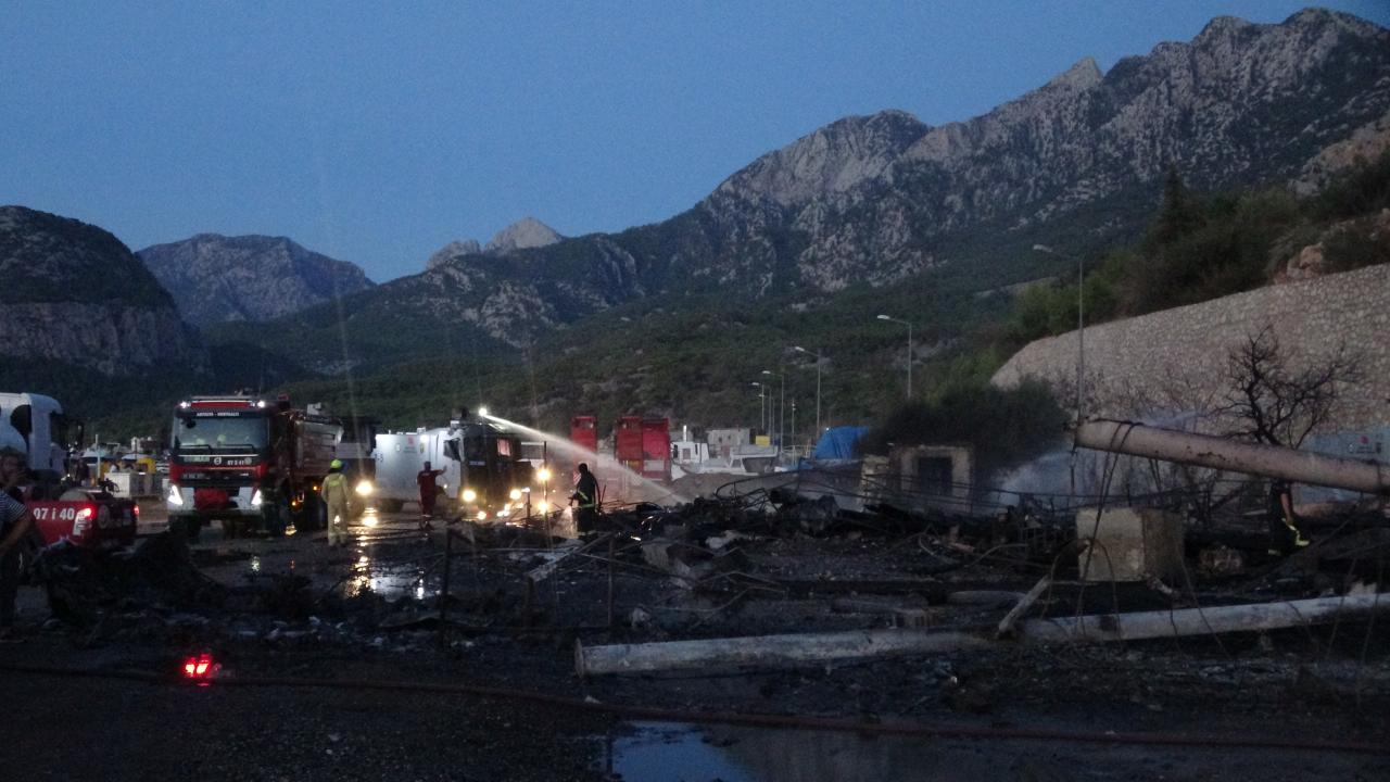 Antalya’da balıkçı barınağındaki yangın kontrol altına alındı