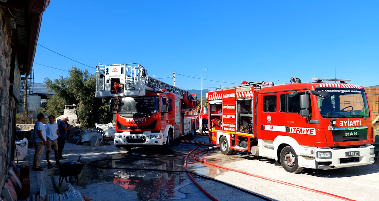 Edremit’te çıkan yangında 5 iş yerinde hasar meydana geldi