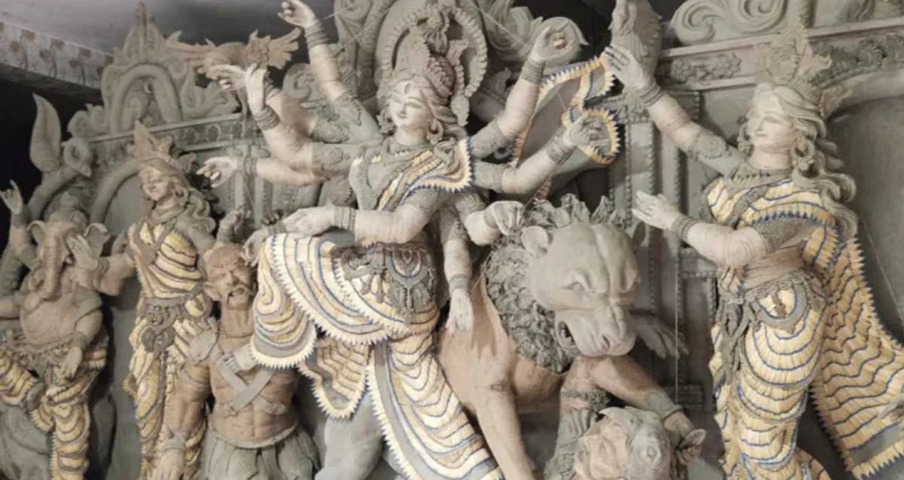 Bangladeş'te 150.000 Kibrit Çöpüyle Yapılan Durga Heykeli, Ziyaretçileri Büyülüyor - www.gundemedair.com