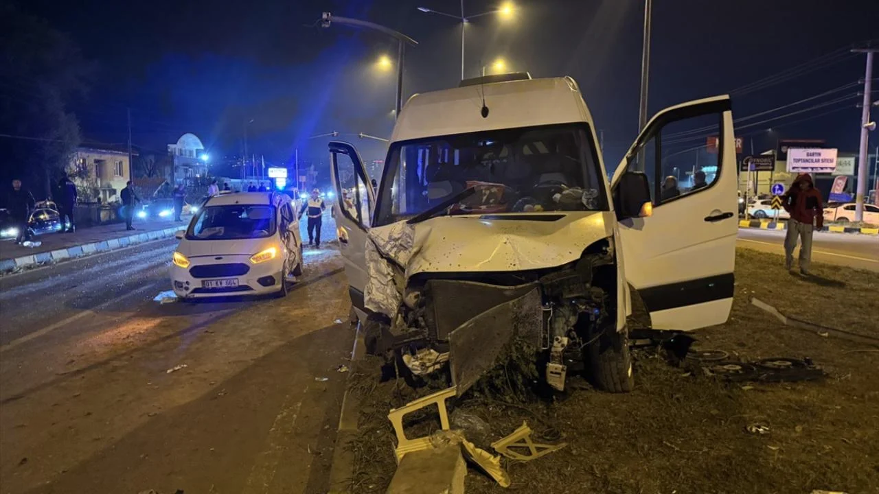 Bartın Gecen Mahallesi’nde minibüs ile hafif ticari aracın çarpışması sonrası sağlık ve polis ekipleri