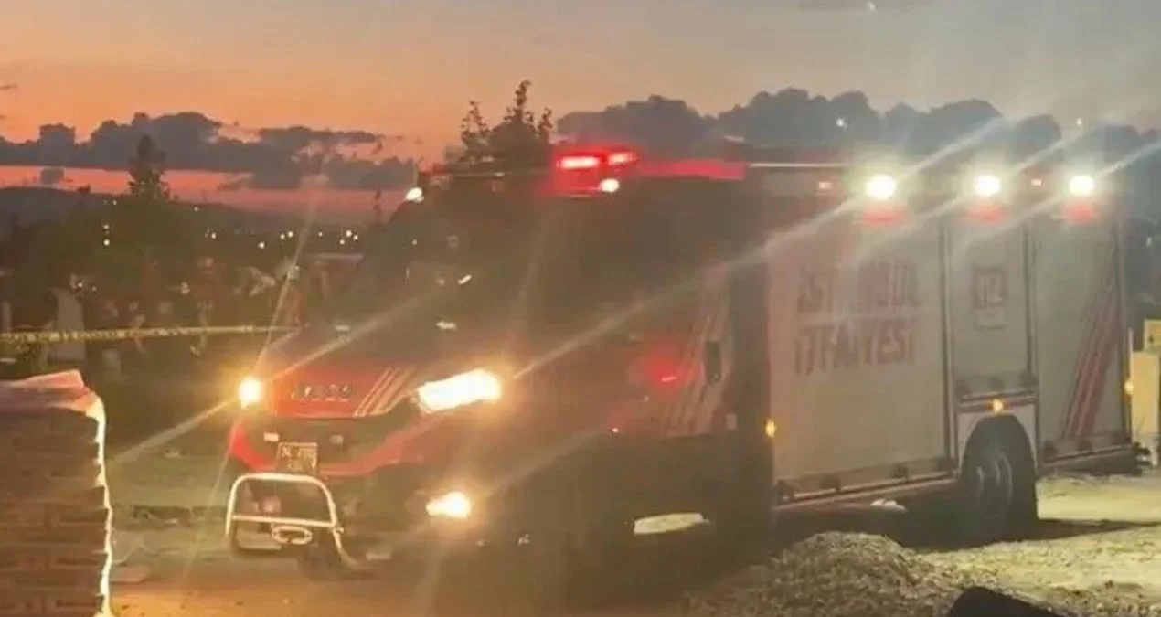 Büyükçekmece'de toprak kayması: 1 işçi göçük altında
