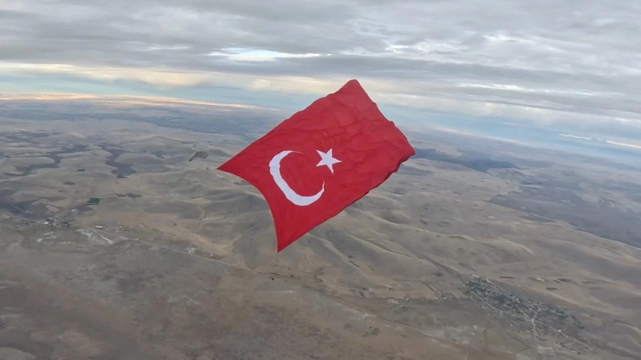 Gökyüzünde dev Türk bayrağıyla rekor