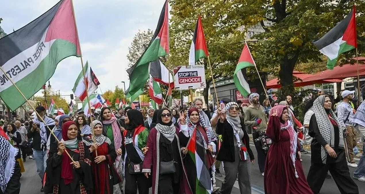 Berlin’de binlerce kişi silahlanmaya, savaşa ve zorunlu askerliğe karşı gösteri yaptı