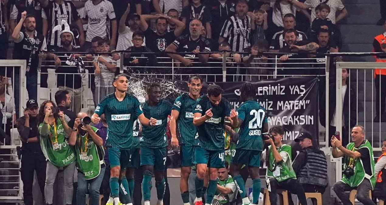 Beşiktaş-Kocaelispor maçında Agyei’ye su bardağı atan taraftara tutuklama talebi - www.gundemedair.com